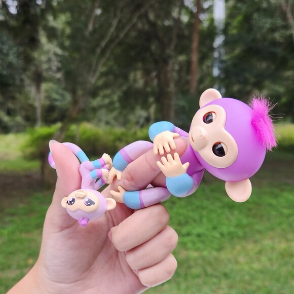 WowWee Fingerlings Interactive Baby Violet & Hope Monkey Toy Figure - Picture 1 of 2